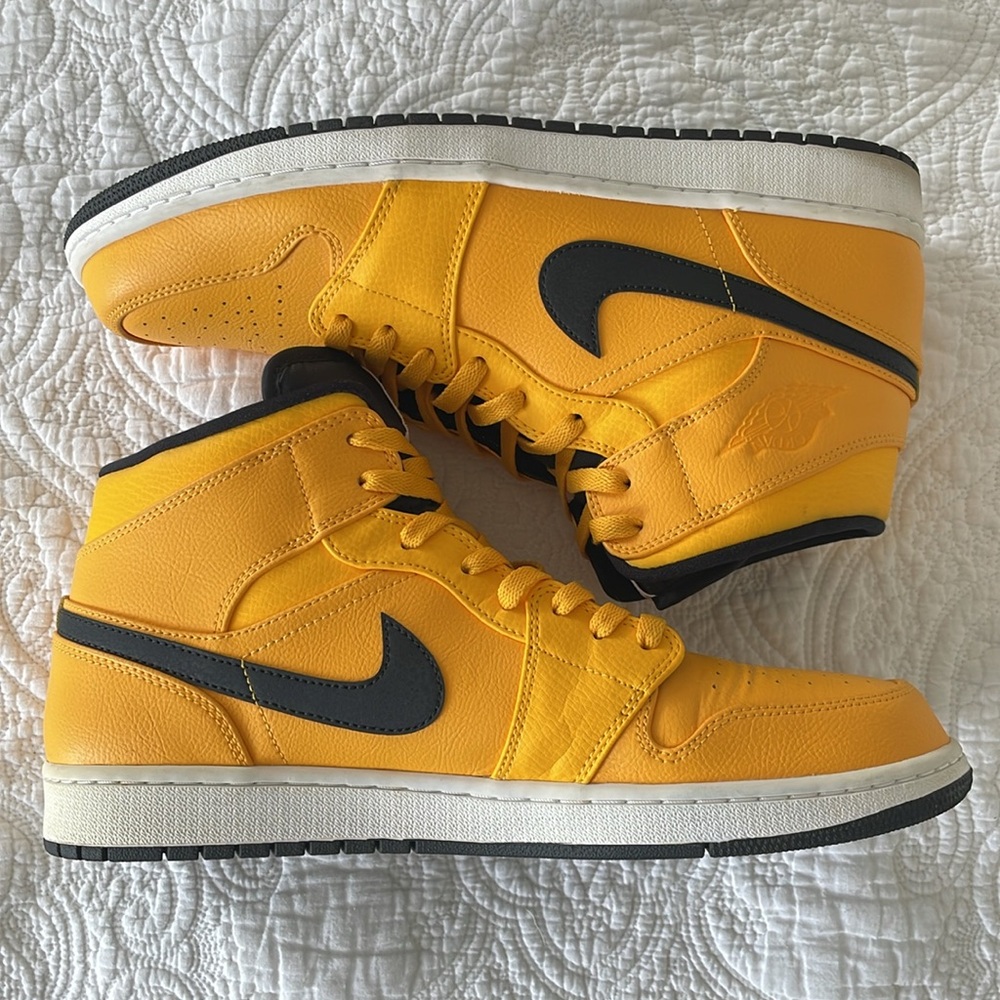 NWOT 2019 Air Jordan 1 Mid 'University Gold'